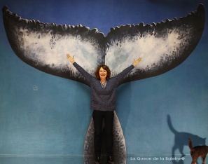 Monique Michonneau à l'atelier à Montreuil devant La Queue de la Baleine.