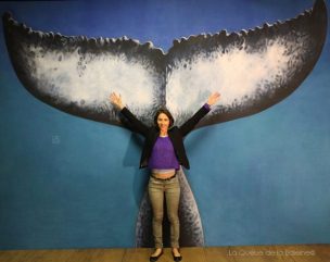 Anna Neim à l'atelier devant La Queue de la Baleine